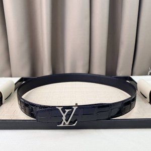 特P180 。驴家商务休闲、正装均可佩戴！3.5Cm 最新款尖头鳄鱼纹设计，抛光扣头、时尚百搭
