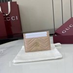 顶配版 这款Gg Marmont系列卡片夹以浅粉色V型Matelassé牛皮革匠心打造。包身造型挺括，配以浅金色调标志性双G配件。 浅粉色绗缝V型牛皮革 金色调