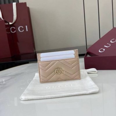 顶配版 这款Gg Marmont系列卡片夹以浅粉色V型Matelassé牛皮革匠心打造。包身造型挺括，配以浅金色调标志性双G配件。 浅粉色绗缝V型牛皮革 金色调