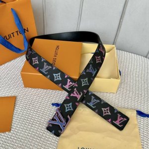 寬度：40Mm Lv Pyrmide Truck L Oeii雙面腰帶 進口面料飾有彩色圖案 襯托進口小牛皮底 全新雙層七彩搭扣 締造獨特造型 雙面用