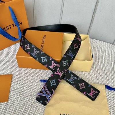 寬度：40Mm Lv Pyrmide Truck L Oeii雙面腰帶 進口面料飾有彩色圖案 襯托進口小牛皮底 全新雙層七彩搭扣 締造獨特造型 雙面用