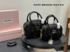 礼盒包装 尺寸20*14 小号 24*16 大号 缪缪Miumiu 褶皱保龄球手提包竖版 甜度刚刚好 很难不爱的 散发着复古的气息 背上它不仅是公主也是女王 小