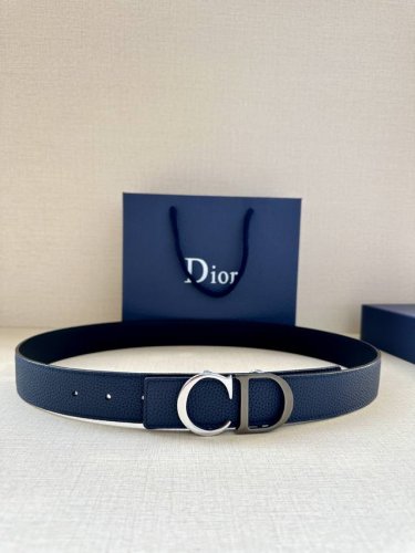 特 宽度3.5Cm Dior 这款腰带扣采用“Cd”标志造型，以金属覆层黄铜精心打造。可与各式 35 毫米腰带搭配，提升格调，打造优雅精致的造型。