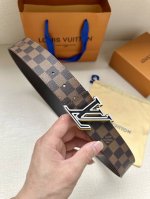 lv Speed 双面腰带借由金属搭扣的反差色彩洋溢动感格调，可为牛仔造型或商务着装平添潮流意味。Monogram 帆布和柔滑牛皮革提供多种搭配选择