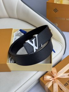 特 Lv 奢华款现代 饰以雅致大方的标志性 柔软结实的皮带 可搭配从礼服到休闲装各种服饰 宽度4.0Cm
