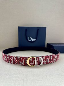 宽度3.5Cm 这款腰带扣是 Dior 新款单品，延续经典设计，饰以 Cd Icon 标志。光金和白色金属覆层形成鲜明的对比。可与各式 35 毫米腰带搭配，提升