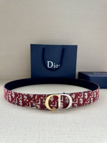 宽度3.5Cm 这款腰带扣是 Dior 新款单品，延续经典设计，饰以 Cd Icon 标志。光金和白色金属覆层形成鲜明的对比。可与各式 35 毫米腰带搭配，提升