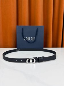 宽度2.0Cm窄幅精致，Cd珍珠扣点睛。细腻皮革勾勒曼妙腰线，经典色系搭配 优雅随行，尽显法式奢华。 DDD