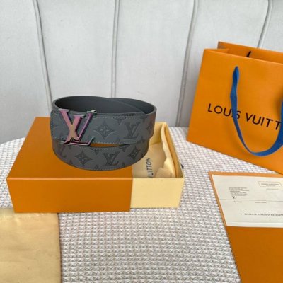 寬度：40Mm Lv Pyrmide Truck L Oeii雙面腰帶 驢家 海外原單代特供 面為進口小牛皮壓飾有標誌性品牌圖案效果工藝 原廠配色柔軟小牛皮底