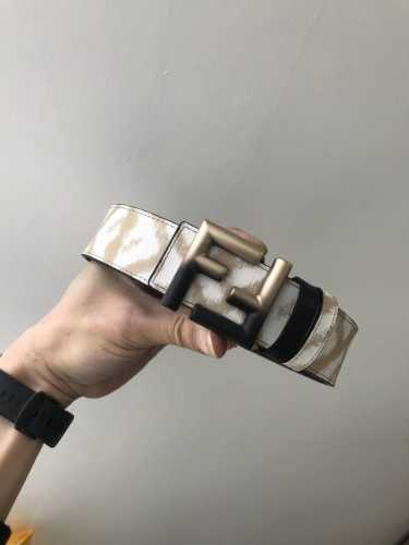 新款 Fd 宽38 Mm 支持Nfc 芯片扫描，标志造型皮带，原版F双层间色铆钉扣，进口原版小牛纹配老花制成，手感柔软，镀金表面金属制品，品质保证，细节 非市场