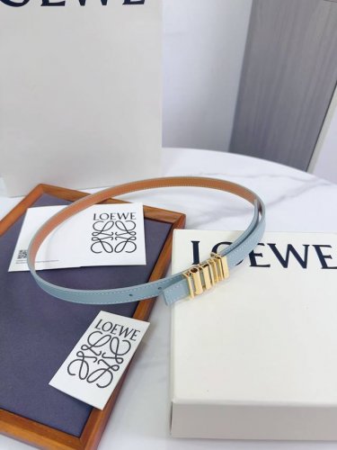 特 Loewe 罗意威专柜最新同款腰带 选用光滑牛皮革窄款腰带 配有Anagram Pebble针扣 卓越的工艺 个性的造型 精美的材质 宽 15Mm