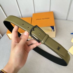 寬度：35Mm 驢家最新品 男士經典頂級休閒腰帶 寬度35毫米 品牌頭層雙面小牛皮底 全新開模精品針扣設計 尾部有相同五金品牌字樣 與腰帶相呼應！多色選