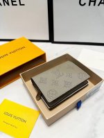 颜色 黑 卡其尺寸 11.5X8.5这款CléA钱包设计雅致精巧，选用柔软Mahina小牛皮制作，以打孔装饰重新演绎路易威登经典的Monogram图案。钱包尺寸