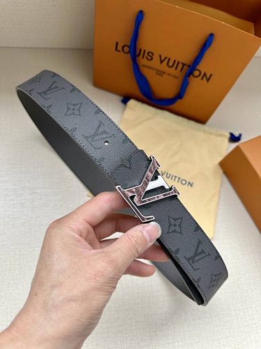 特 本款4.0宽 Lv Initiales 双面腰带响应当季 Taigarama 皮具系列的热烈号召，为 Monogram 帆布一面涂抹明快新色，另一面选用柔滑