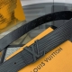 本款 Lv Initiales 宽度4.0Cm 双面腰带拥有xl Epi皮革的较大粒面纹理，以移印工艺描绘路易威登标识，翻转即现monogram压纹图案，搭配抛