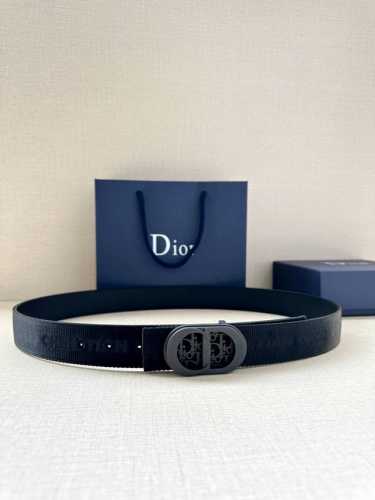 Dior 这款金属覆层黄铜腰带扣是二零二四春季系列新品，展示 Cd Icon 标志和 Oblique Cosmo 图案，致敬 Dior 的经典图案。可与各式 3