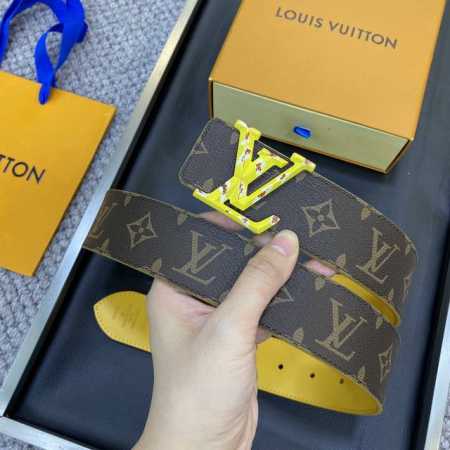 特 驴家Lv早春新品 顶级品质 宽度3.8Cm 双面可用 全新摩登时尚的帆布衬托原厂小牛皮底 搭配经典而精致的搭扣设计 - 点击图像关闭