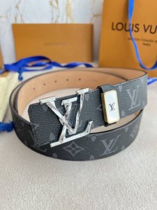 品名： Lv..路易..威登腰带皮带原单 型号：挂扣，新款经典纯钢材质挂扣，头层牛皮，图片实物拍摄 材料：头层牛皮，挂扣系列，纯钢材质扣头，钯镀电镀工艺永不掉色