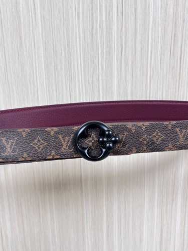 Flowergram 双面腰带选用 Monogram 帆布和 Monogram 压纹皮革演绎两式风尚，以宛若珠宝的柔美搭扣致意 Monogram 花卉，可为各式