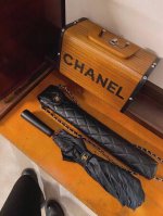 中古Vintage雨伞功能分析 香奈儿 在采用Ssv-Polyester Fibre伞布和Lrc涂层基础上，提高伞布密度、升级伞架材质，以求更佳的防晒性和使用体