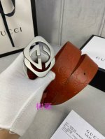 宽度4.0Cm Gucci 经典款单层树膏皮革腰带，配有品牌标志性双G带扣。无涂层褪色皮革材质 具备耐用不变形 此皮面手感光滑细腻衣橱必备百搭上品