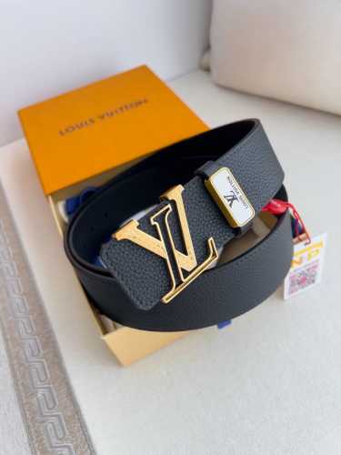 品名： Lv..路易..威登腰带皮带原单 型号：挂扣，经典纯钢材质挂扣，头层牛皮，图片实物拍摄 材料：头层牛皮，挂扣系列，纯钢材质扣头，钯镀电镀工艺永不掉色。原