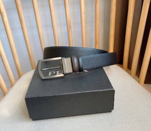prada 普拉达 这款可双面佩戴的腰带一面采用标志性的Saffiano皮革制作 承载着品牌象征性的图案 释放优雅与现代气息 宽:3.5Cm