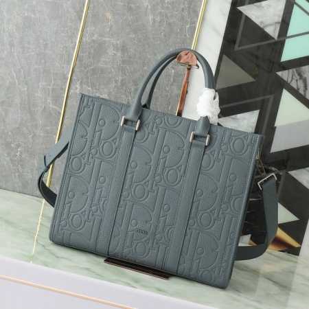 深灰色 Dior Gravity 印花效果... P40,000 编号:1Essh242Llg_H830 尺寸:36 X30X10厘米 长X高X宽 主隔层可收纳 - 点击图像关闭