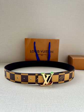 特 本款 Lv Initiales 双面腰带出自 春夏男装秀场，为 Damier Pop 帆布浸染潮流新色，翻转可见光滑素雅牛皮革。Lv 字母搭扣与崭新 Lou - 点击图像关闭