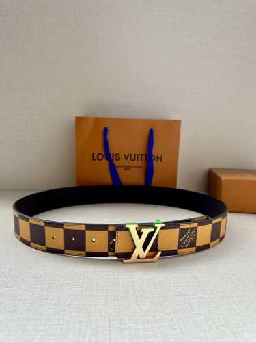 特 本款 Lv Initiales 双面腰带出自 春夏男装秀场，为 Damier Pop 帆布浸染潮流新色，翻转可见光滑素雅牛皮革。Lv 字母搭扣与崭新 Lou