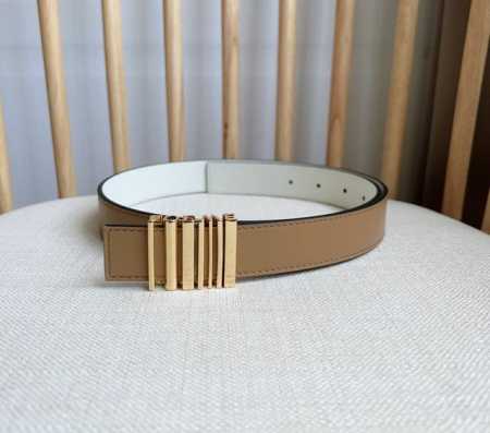 Loewe 罗意威 专柜最新同款腰带 选用光滑牛皮革腰带 配有亮面loewe几何腰带扣五孔调节 卓越的工艺 个性的造型 精美的材质 宽：2.8 - 点击图像关闭