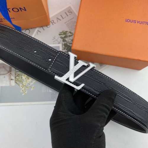 特P150 Lv 男士双面皮腰带38Mm 双面进口花纹皮压制。可双面使用 专柜走线 搭配新款扣。