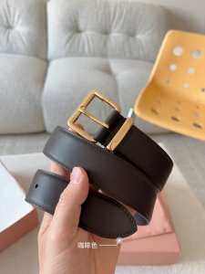 Miu Miu这款皮革腰带设计简约而优雅，腰带环伴以Miu Miu徽标。结合金属细节和标志性元素，彰显Miu Miu腰带的精致材质。百搭、实用、休闲、优雅，无论