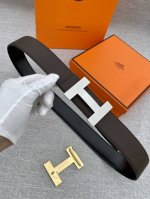 特 优雅而时尚，这款皮带扣重新演绎爱马仕标志性的首字母，适合休闲或正式的服装造型。法国制造。 & Epsom小牛皮双面皮腰带。法国制造 宽度:3.8