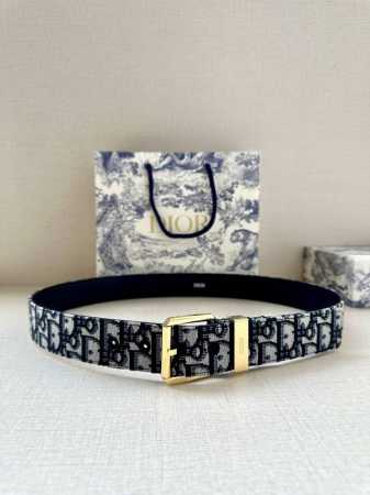 Dior 这款腰带采用黑色超迷你 Oblique 印花面料精心制作，搭配金属覆层黄铜腰带扣，彰显优雅时尚的风范。腰带长度可调节，可与各式 35 毫米腰带扣随心搭 - 点击图像关闭