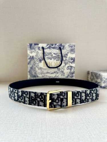 Dior 这款腰带采用黑色超迷你 Oblique 印花面料精心制作，搭配金属覆层黄铜腰带扣，彰显优雅时尚的风范。腰带长度可调节，可与各式 35 毫米腰带扣随心搭
