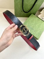 宽度4.0Cm Gucci 最新款双面腰带，一侧为Gg Supreme帆布，反面一侧为枣红色头层小牛皮。配以互扣式镶钻双G扣头采用真空电镀