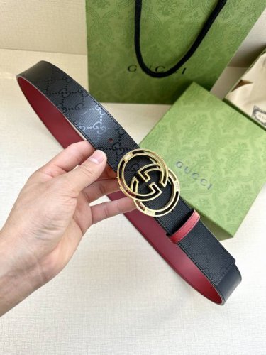 宽度4.0Cm Gucci 最新款双面腰带，一侧为Gg Supreme帆布，反面一侧为枣红色头层小牛皮。配以互扣式镶钻双G扣头采用真空电镀