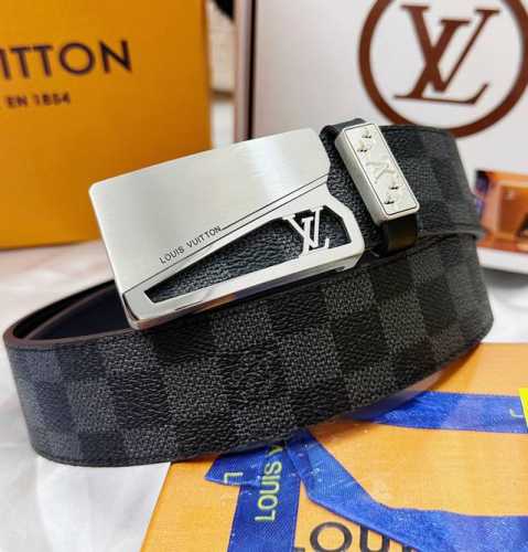 皮带：Lv..路易..威登顶级复刻. 腰带：原单品质百分百头层牛皮，保证真皮。雕花镂空工艺.真空电镀.永不掉色.24K纯钢扣头层老花，黑格，棕格，黑花，格仔系列