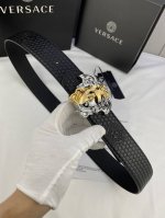 宽度4.0Cm Versace 范思哲 此款两面用皮革腰带的搭扣饰有品牌标志性的金 银色闪光virtus五金配件。
