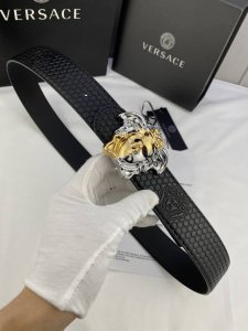 宽度4.0Cm Versace 范思哲 此款两面用皮革腰带的搭扣饰有品牌标志性的金 银色闪光virtus五金配件。
