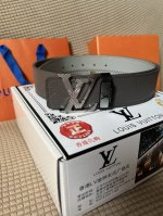 品名：Lv..路易..威登原单 材质：原单牛皮腰带 百分百头层牛皮腰带保证真皮，24K纯钢扣，专柜原单品质、做工精细，时尚大牌，送人自用首选 包装： 请认准如图