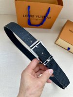 特 3.4宽 Vendome 压花腰带以光滑皮革勾勒流畅线条，流露沉稳商务格调。金属搭扣闪烁莹润光泽，Lv 字母铭纹标注品牌身份。