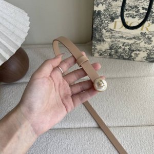 Dior新款腰带采用光滑牛皮材质精心制作，搭配富有光泽的珍珠饰面金属腰带扣，彰显优雅线条，并镌刻以Cd标志点缀，经典优雅，可与牛仔裤、半身裙或连衣裙轻松搭配。宽