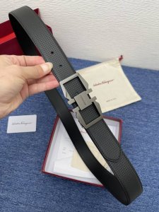 品牌菲拉.格慕 3.5Cm. 描述这款皮带采用天然粒纹皮革材质，颇具都市风范，细节充满动感。同色调金属Gancini扣饰带有撞色衬里，为其增添时髦气息。这款配饰