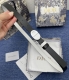 特 这款 2.0Cm。。Montaigne 腰带从同名手袋汲取灵感，可翻面使用，以双面设计重新诠释经典。采用光滑牛皮革精心制作，一面为胭脂粉色，另一面为黑色，搭