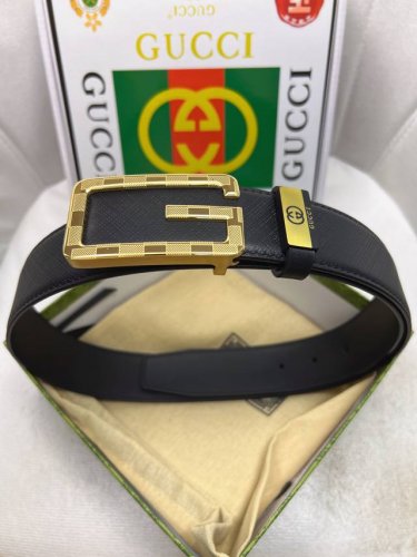 古驰。原单头层牛皮十字纹面，内衬头层牛皮兰色平纹底．搭配原单扣．此款腰带双面采用意大利原定厂制进口牛皮带身 ，对专版柜足宽4.0宽 DDD