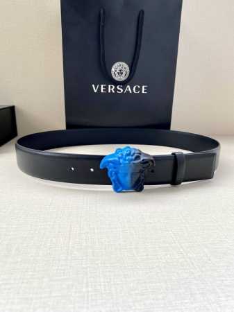 宽度4.0cm 范思哲 此款平纹皮底 腰带饰有标志性的Versace美杜莎头像扣，彰显品牌格调。是一款精美的衣橱必备单品。 - 点击图像关闭