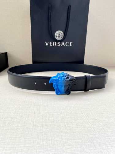 宽度4.0cm 范思哲 此款平纹皮底 腰带饰有标志性的Versace美杜莎头像扣，彰显品牌格调。是一款精美的衣橱必备单品。