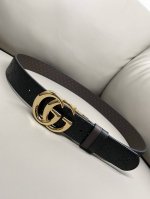 特 双面经典热压款 3.7双面腰带，一侧为Gucci Signature皮革，反面一侧为单色皮革。配以互扣式双G带扣
